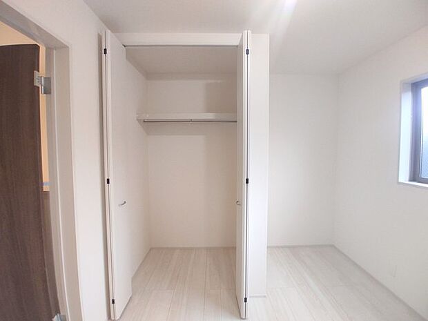 全居室収納スペース付きの物件です。 