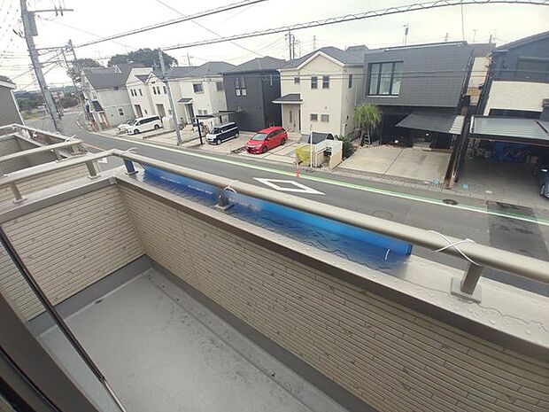 住宅街の中の一戸建て、あたりはほとんど住宅です。