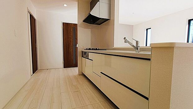 対面タイプなら、キッチン内にいながらご家族やお客様との会話が楽しめます。 