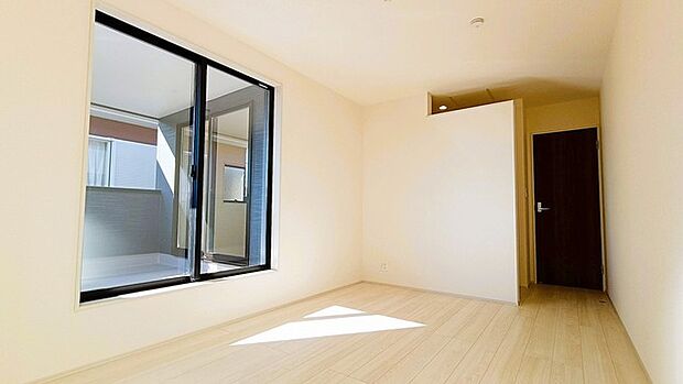 広々バルコニーから、たっぷり太陽の恵みが得られます。 