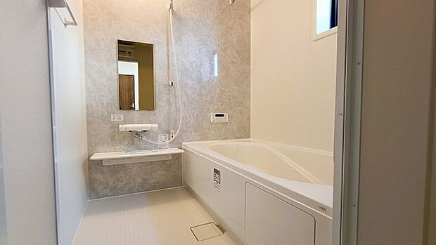 広々1坪タイプのゆったり浴室ユニット。防カビ・抗菌素材なのもうれしい。 