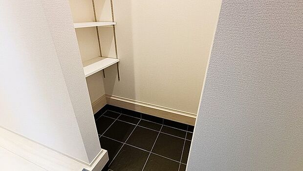 玄関横にシューズインクローク付き、雨具や三輪車を置いても余裕の広さ。