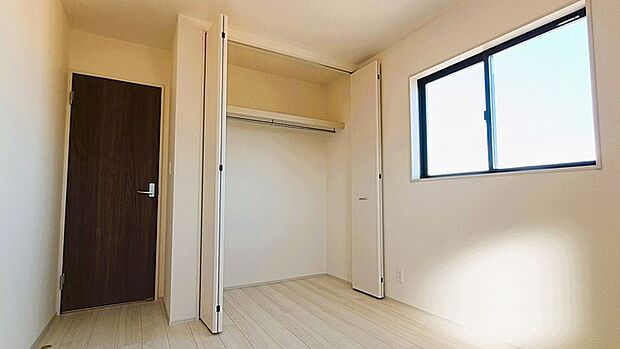 今からここを誰のお部屋にしようか、そんな洋室。 