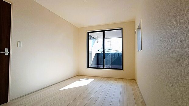 バルコニーからはたっぷりと太陽の光が舞い込みます。