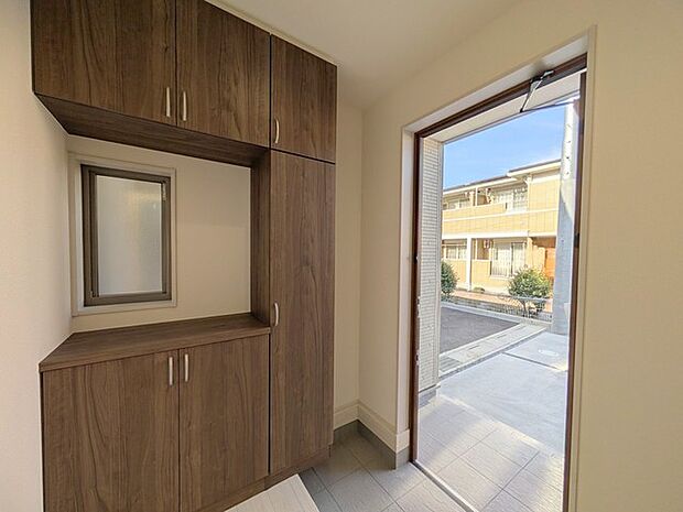 玄関を開けたらシューズボックス、使いやすい配置です。