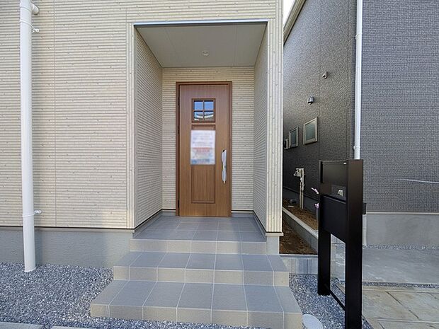 この扉を開けると、新築の木の匂いが待ってます。