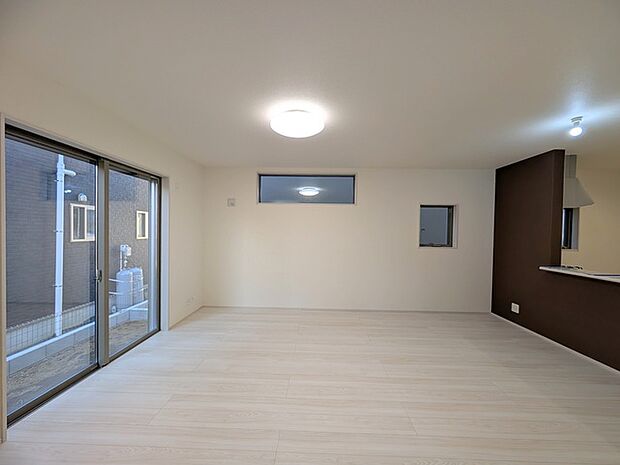 南向きの大きな窓から、たっぷりの陽射しが射し込みますね。