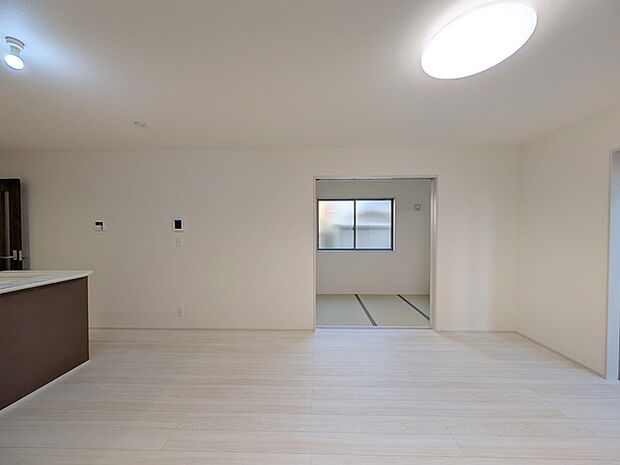 LDK+隣接和室、開放すれば計約20帖。おもてなしスペースにもどうぞ。