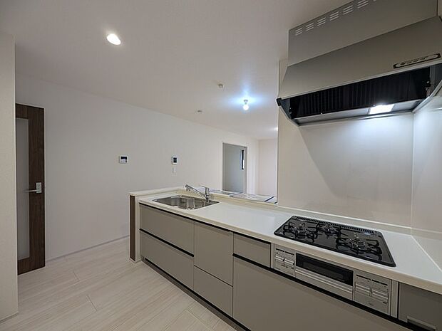 吊戸棚で視界を遮らず、パノラマ感を重視したタイプのキッチンスペース。