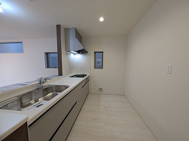 カウンターからはリビングが広く見渡せ、ご家族とのコミュニケーションも弾みます。