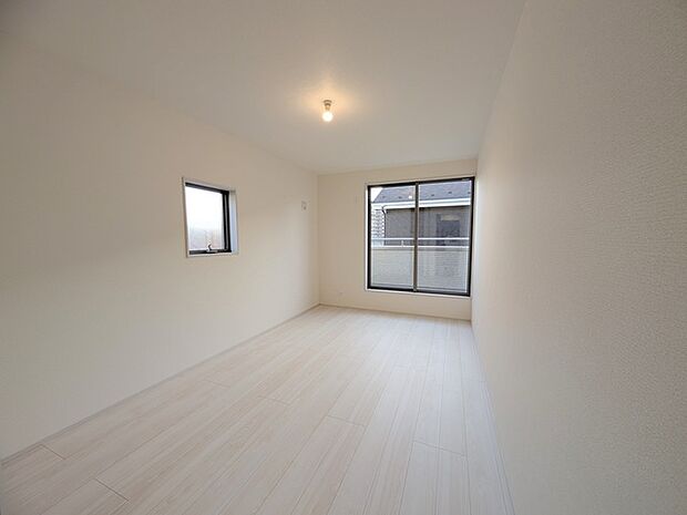 南から明るい光が射し込む、陽だまりの空間。