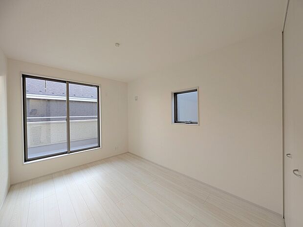 こちらの洋室は誰にも使いやすいサイズ感、6帖です。