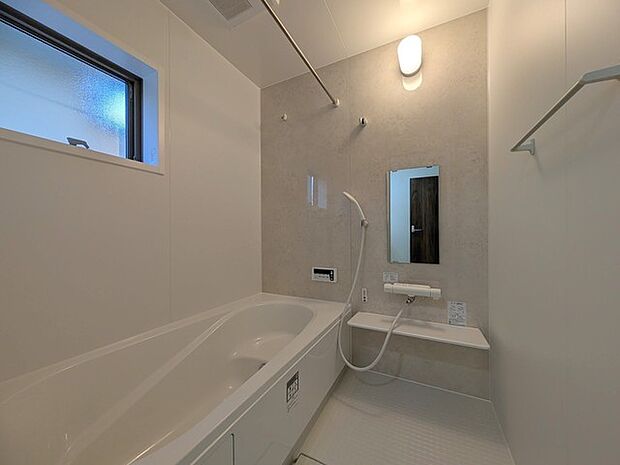 半身浴もゆっくり楽しめるベンチバス仕様。