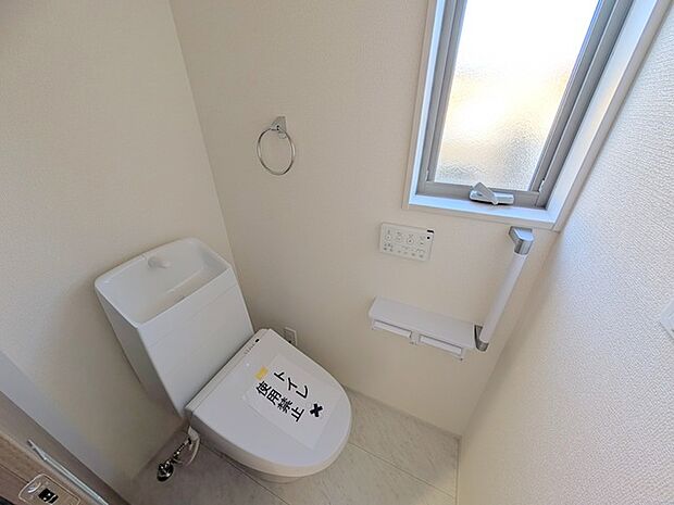 今すぐということはなくとも、いずれはお世話になるお手洗いの手すり付き。もちろんウォシュレットも付いてます。