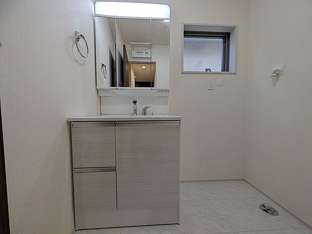 三面鏡にハンドシャワー付き、 使いやすい洗面台。