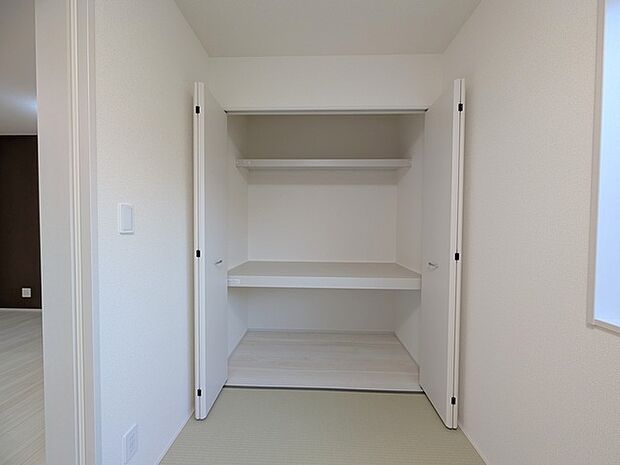 和室にはしっかり押し入れ。お布団もしっかりしまえます。