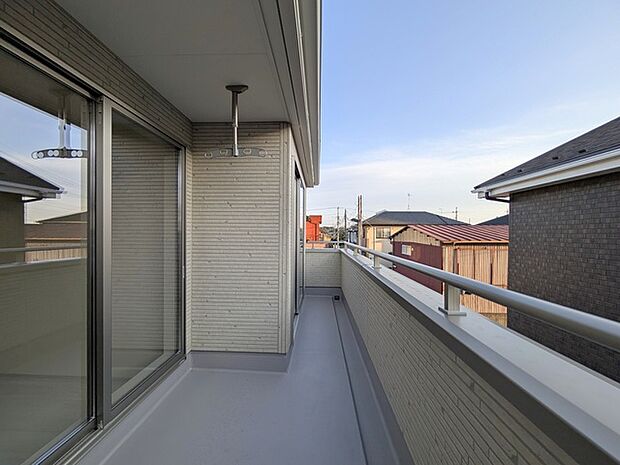 南向きバルコニーでお洗濯ものはいつもカラッと乾きます。