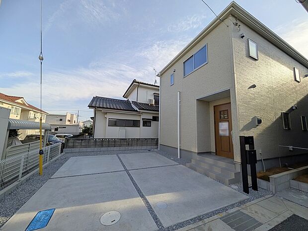 出し入れしやすい並列駐車場(2台可)が嬉しい住まい。