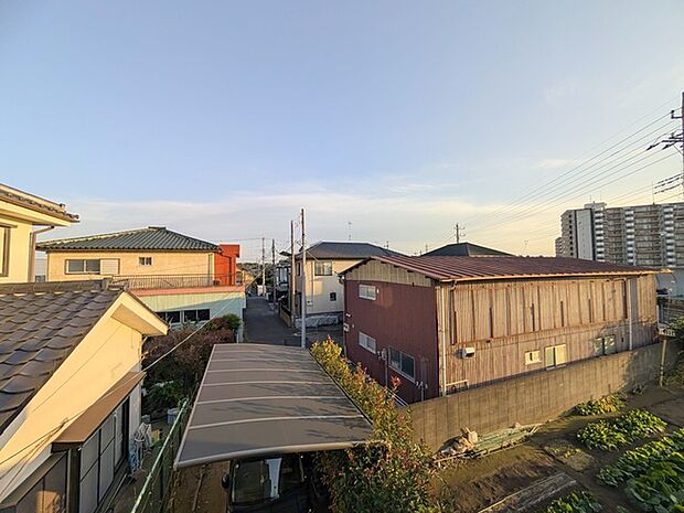 住宅街の中の一戸建て、あたりはほとんど住宅です。