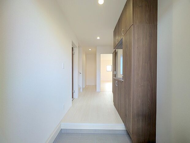 誰も住んだことのない家の玄関スペース。あたらしい木のにおいを感じていただけると思います。 