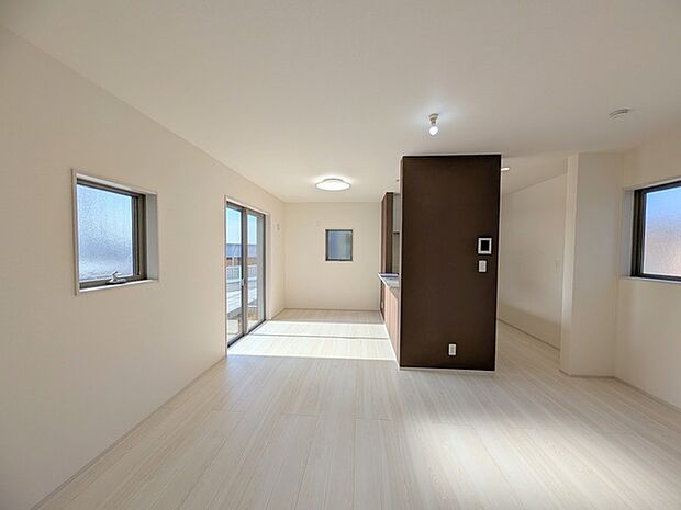 開放感と採光にこだわった、15帖のLDK。