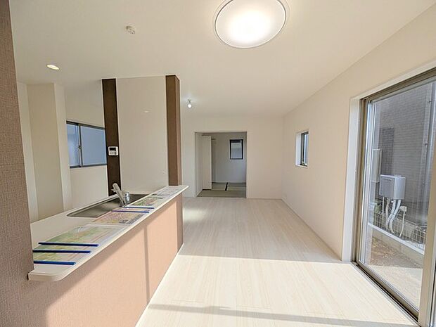 南向きの大きな窓から、たっぷりの陽射しが射し込みますね。 