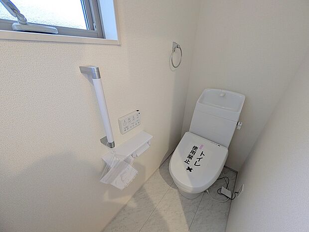 注目度の高いお手洗い。ちゃんとウォシュレット機能ついてます。