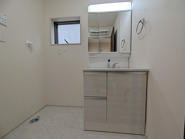 お出かけ前の身だしなみに一歩差がつく三面鏡。