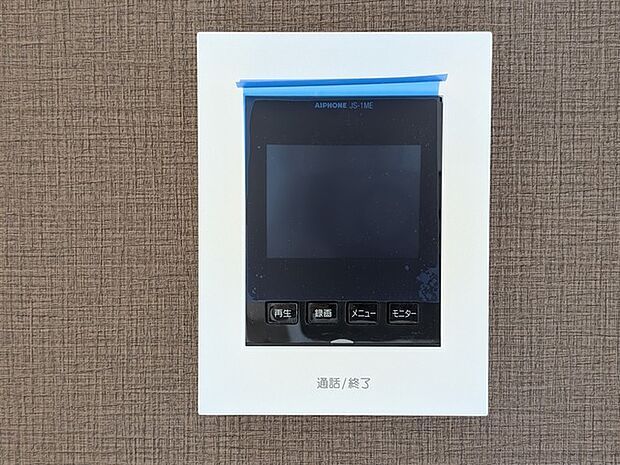 来客がカラーでわかるインターフォン。防犯面においてカメラがあることは嬉しいですね。