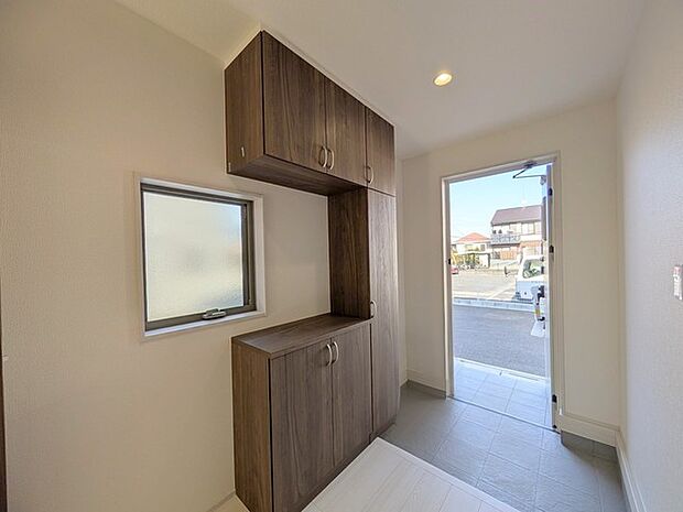 シンプルなデザインの玄関収納。 