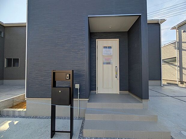 新築の玄関扉。きっと今のお家より重厚感が違います。 