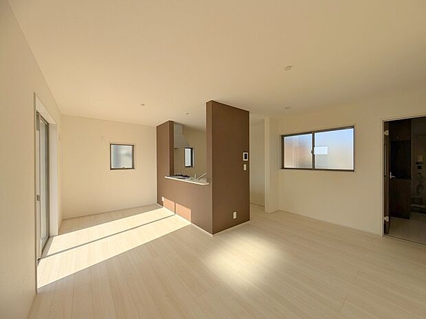 リビング空間とダイニング空間とか使い分けやすい間取り配置。対面式でキッチン立つ人の視界も良好です。 