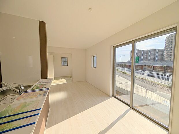 たっぷりの陽光と、心地よい風が舞い込みます。 