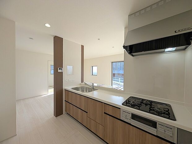 カウンターからはリビングが広く見渡せ、ご家族とのコミュニケーションも弾みます。