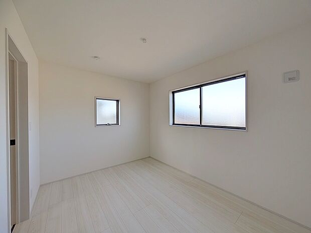 こちらの洋室は誰にも使いやすいサイズ感、6帖です。