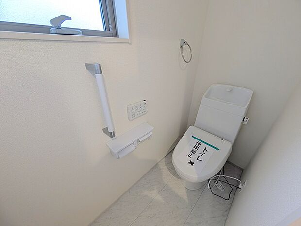 ウォシュレット機能付き。憩いの場としてひそかに注目度の高いお手洗いにもご注目ください。