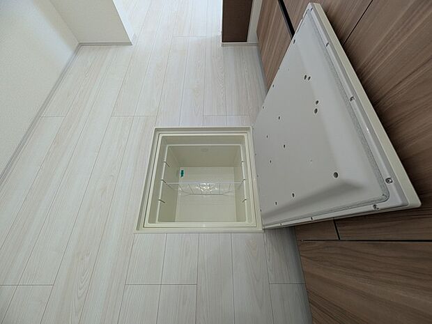 床下収納や食品庫に利用可能。まとめ買い派にうれしい床下収納。 