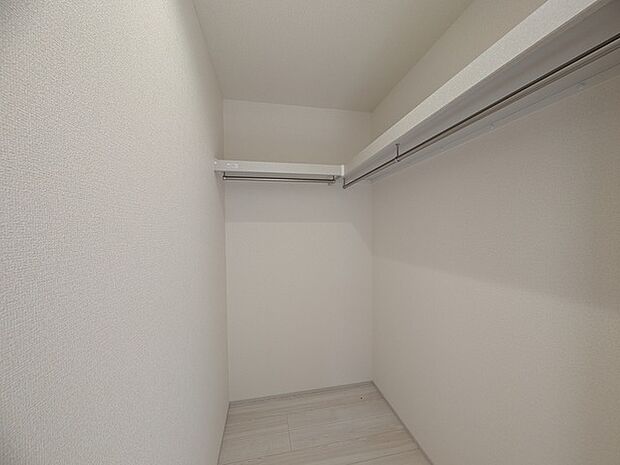 季節物の衣類もスッキリ収納できる、ウォークインクローゼット。 