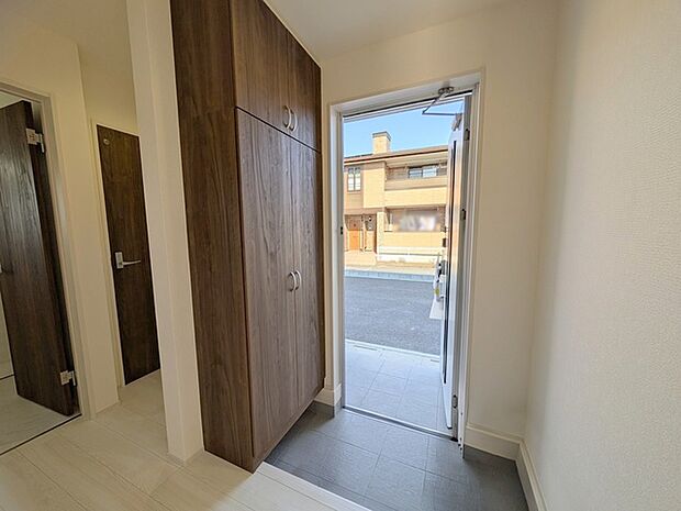 玄関を開けたらシューズボックス、使いやすい配置です。 