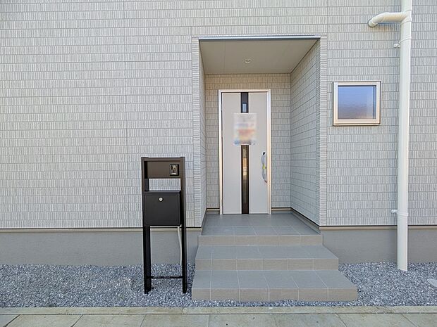 この扉を開けると、新築の木の匂いが待ってます。