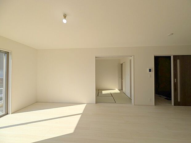 和室とリビングが続き間に。定評のあるプランを採用。 