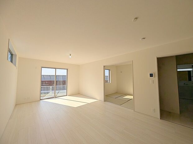 南側に大きな窓を配置、明るいリビングが出来ました。