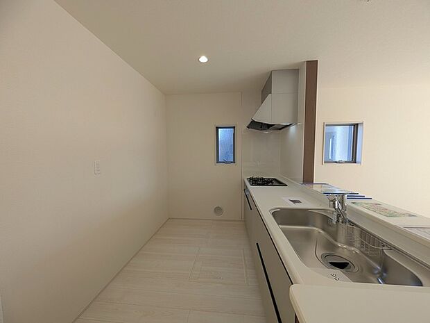 料理をしながらでも、ご家族との会話を楽しめる対面キッチン。 