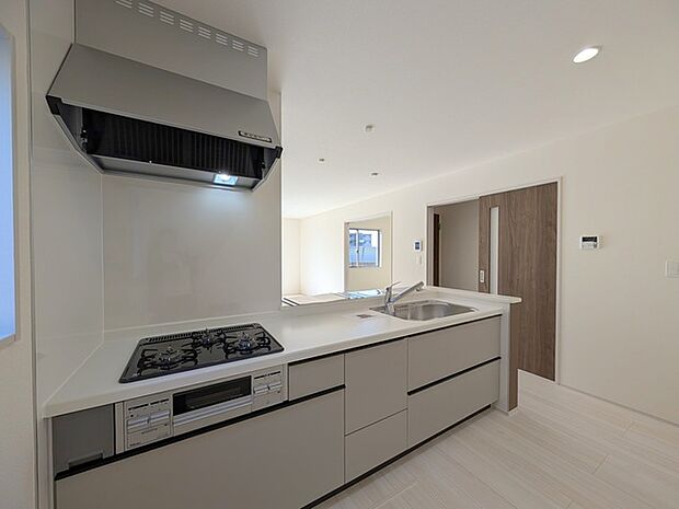 リビングで遊ぶお子様を見守りながらお料理ができる、対面キッチン。 