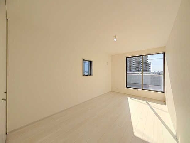 バルコニーからはたっぷりと太陽の光が舞い込みます。