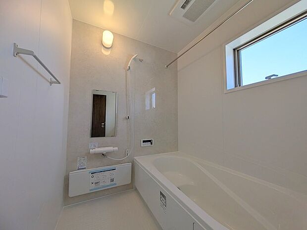 広々1坪タイプのゆったり浴室ユニット。防カビ・抗菌素材なのもうれしい。