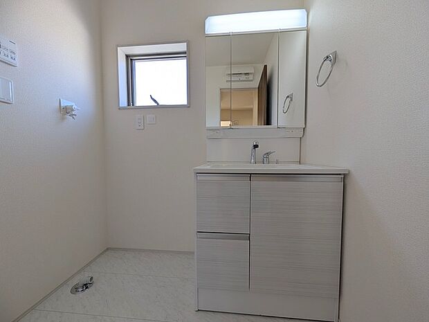 たっぷりの収納を設けたシャワー付洗面台で快適な暮らし。 