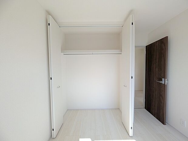 たっぷりの収納スペースで快適に暮らせそう。