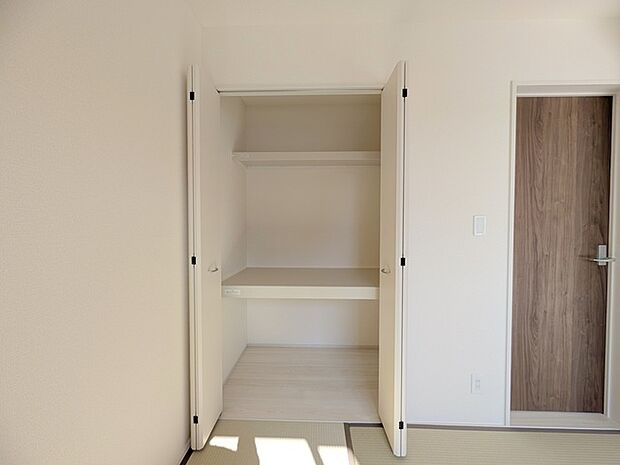 押し入れは上段に布団を、下段部分をおもちゃ箱入れとして活用される方が増えてます。 