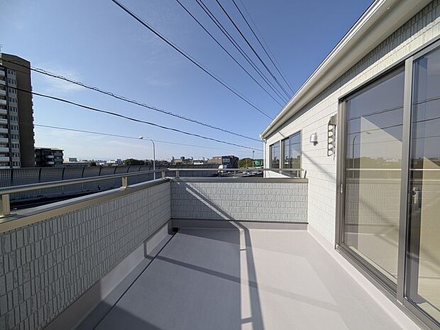 ゆとりの広さを確保したバルコニー。お布団を干すのも、この広さならラクラク。 